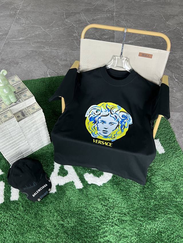 Versace's 2025 Spring/Summer new release, the latest short-sleeved crew neck T-s