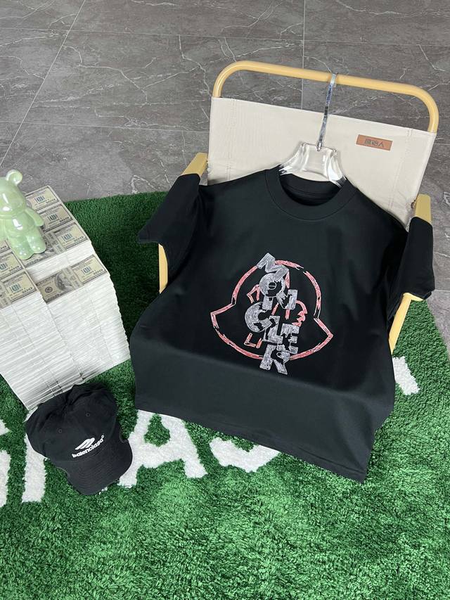 Moncler's 2025 Spring/Summer new release, the latest short-sleeved crew neck T-s