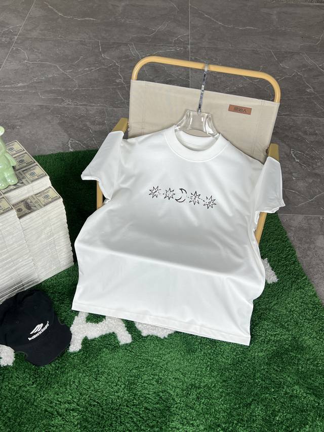 Givenchy's 2025 Spring/Summer new collection debuts at the official counter. The