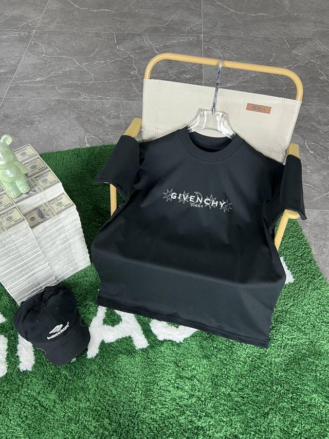 Givenchy's 2025 Spring/Summer new collection debuts at the official counter. The