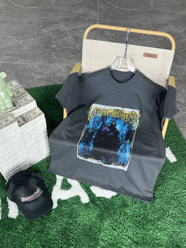 Balenciaga's 2025 Spring/Summer new collection debuts at the official store. The
