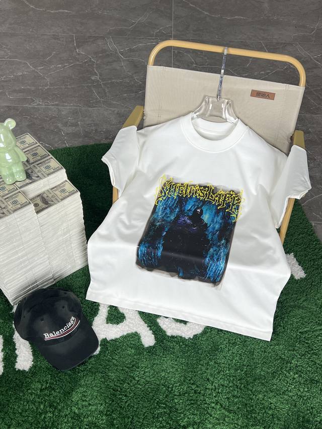 Balenciaga's 2025 Spring/Summer new collection debuts at the official store. The