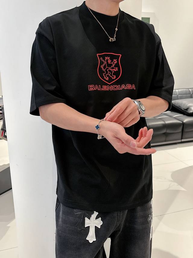 Balenciaga's 2025 Spring/Summer new collection debuts at the official store. The