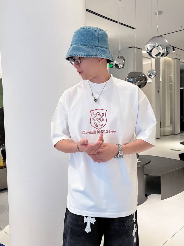 Balenciaga's 2025 Spring/Summer new collection debuts at the official store. The