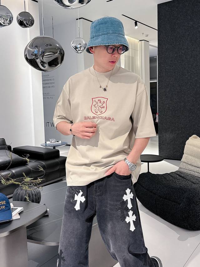 Balenciaga's 2025 Spring/Summer new collection debuts at the official store. The