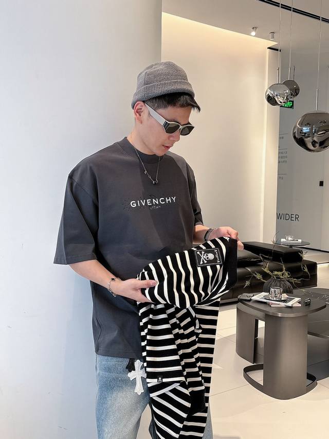 Givenchy's 2025 Spring/Summer new collection debuts at the official counter. The