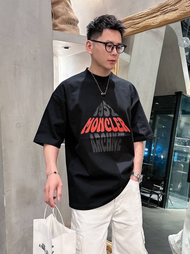 Moncler's 2025 Spring/Summer new release, the latest short-sleeved crew neck T-s