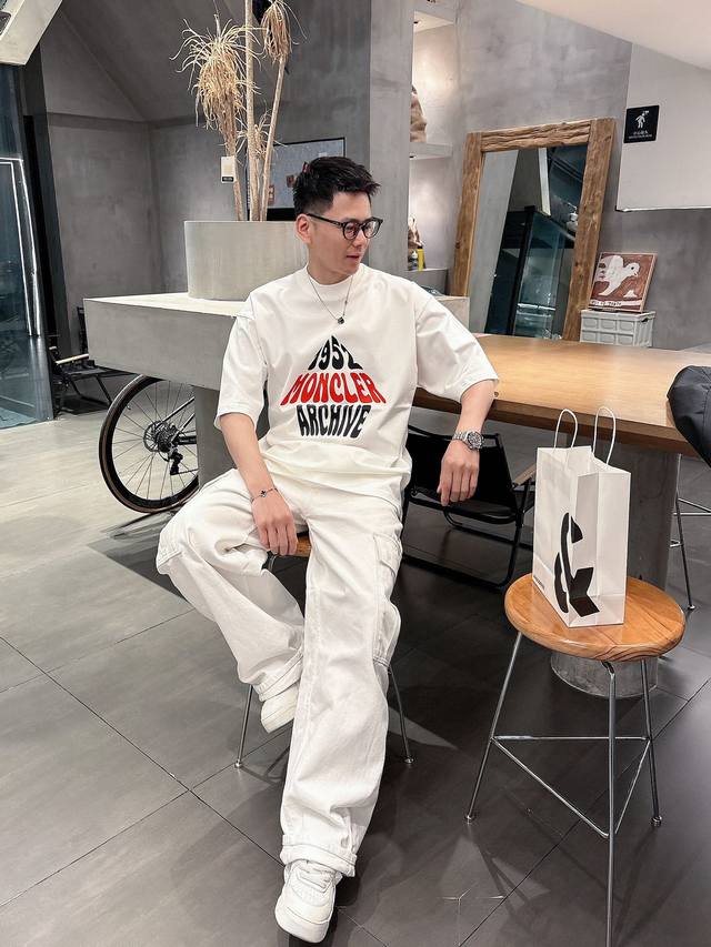 Moncler's 2025 Spring/Summer new release, the latest short-sleeved crew neck T-s