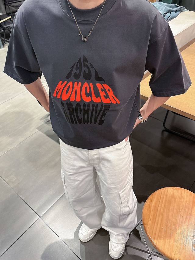 Moncler's 2025 Spring/Summer new release, the latest short-sleeved crew neck T-s