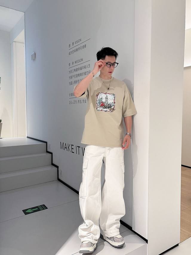 Burberry's 2025 Spring/Summer new collection debuts at the official store. The l