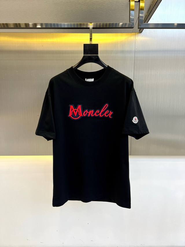 Moncler, a popular new short-sleeved T-shirt for Spring 2025. This T-shirt is ma