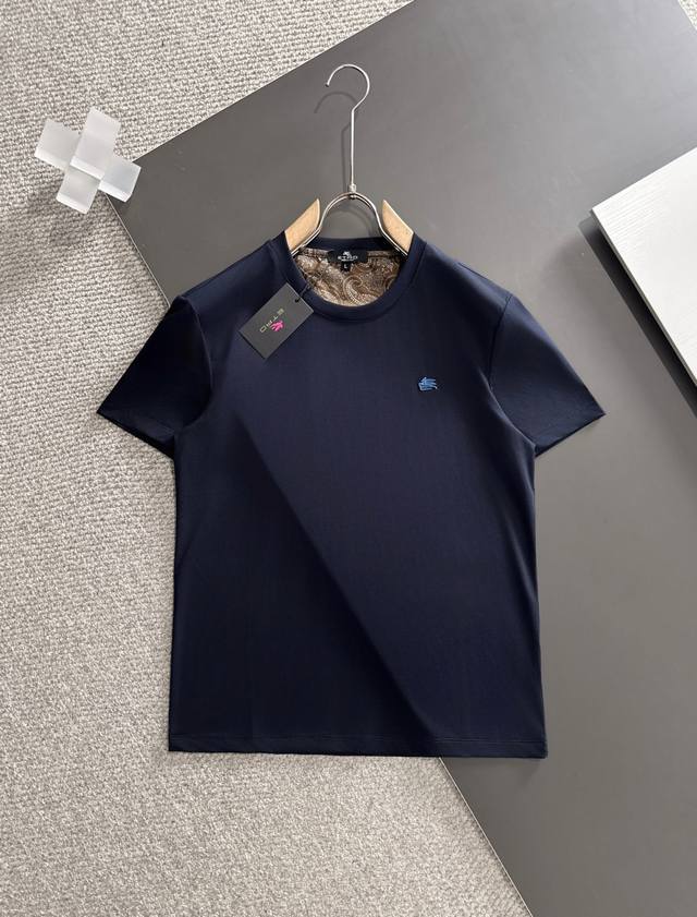 Ai Chuo recommends this classic T-shirt for both business and casual wear. This