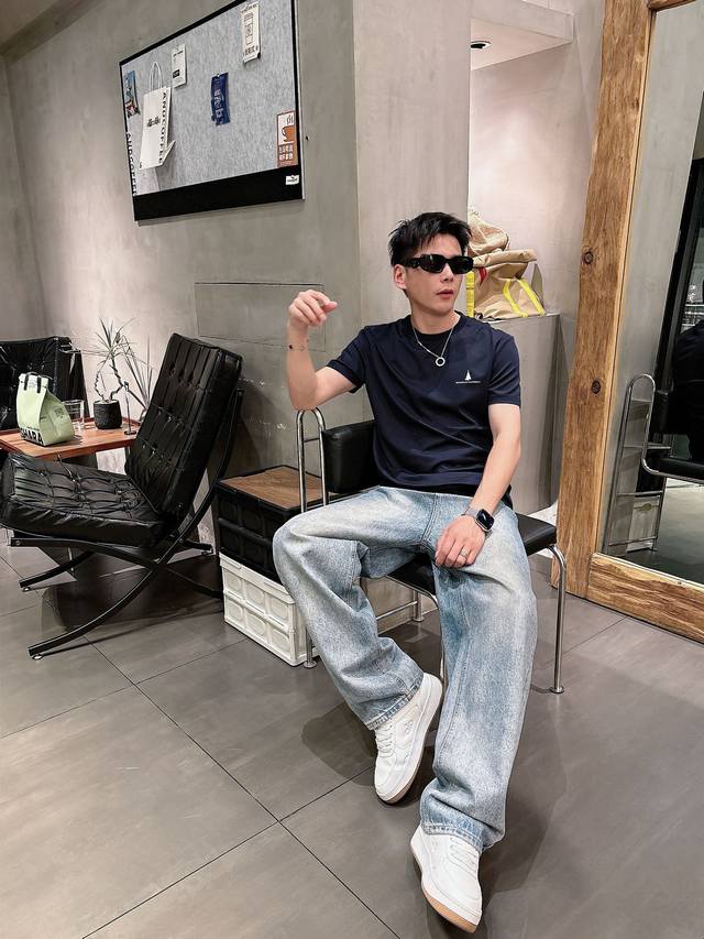 Bc recommends this classic, logo-printed round-neck long-sleeved T-shirt for bot