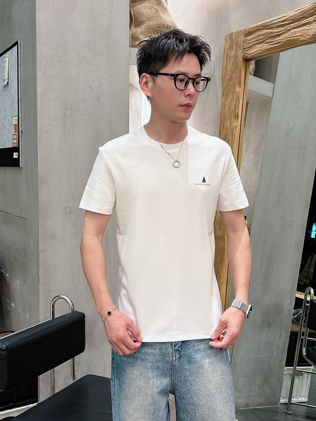 Bc recommends a classic logo-printed round-neck long-sleeved T-shirt for both bu