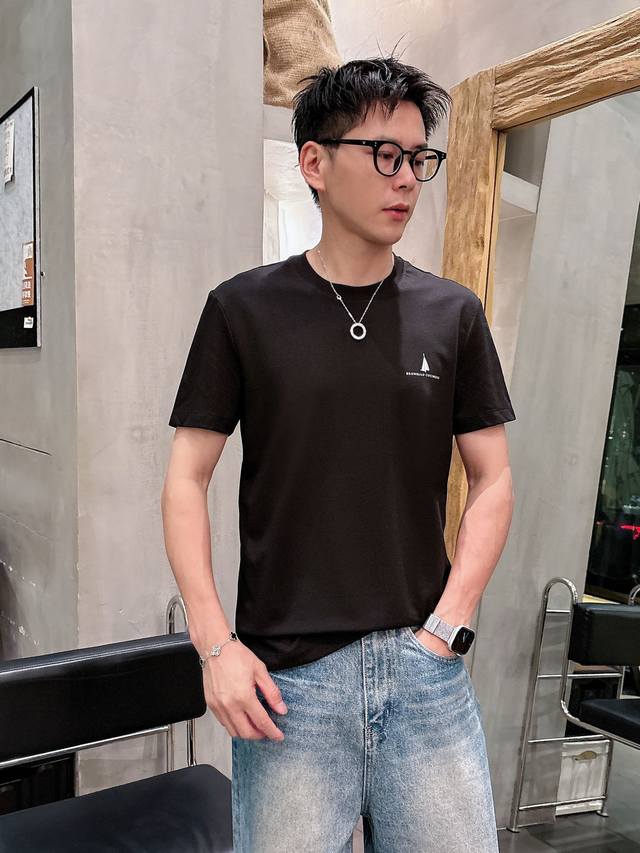Bc recommends this classic, logo-printed round-neck long-sleeved T-shirt for bot