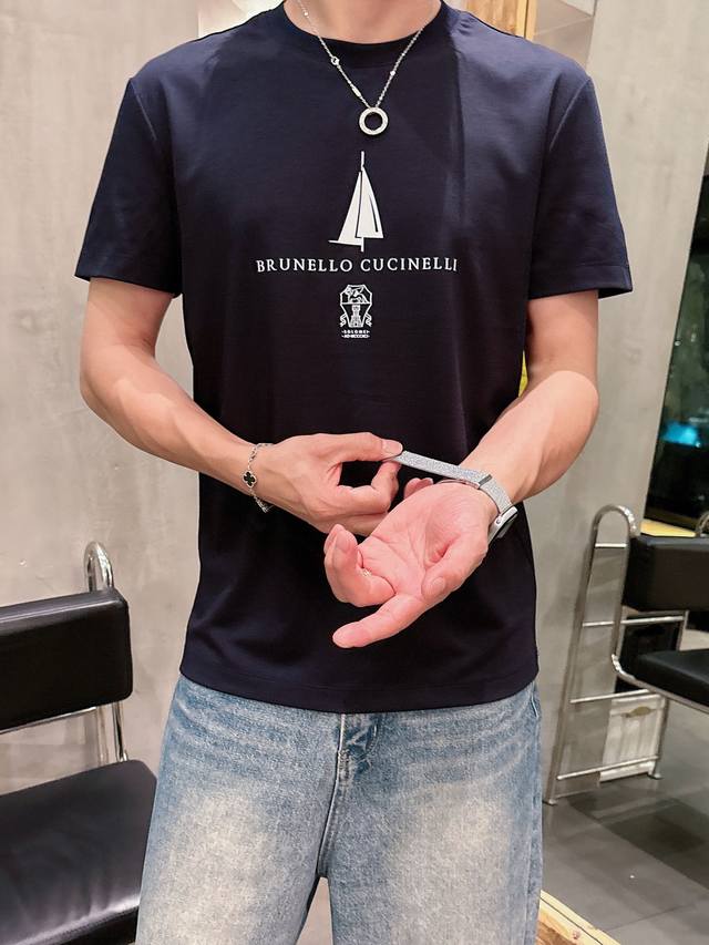 Bc recommends this classic, logo-printed round-neck long-sleeved T-shirt for bot