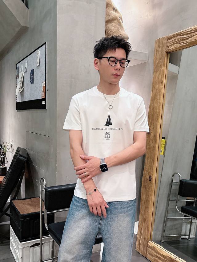 Bc recommends this classic, logo-printed round-neck long-sleeved T-shirt for bot