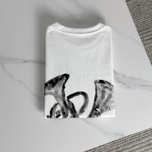 L's hand-painted custom short-sleeved crew neck T-shirt, the first release from