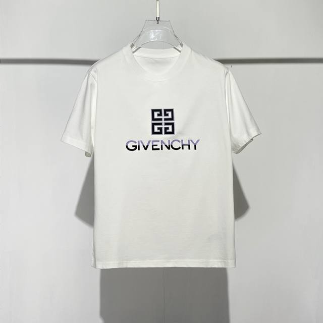 Gvc's new round-neck short-sleeve top for Spring/Summer 2025. This Paris Fashion