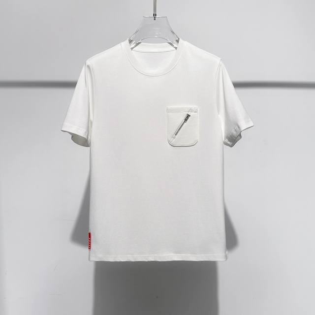 classic pocket round neck short sleeves combine sporty minimalist design with ex