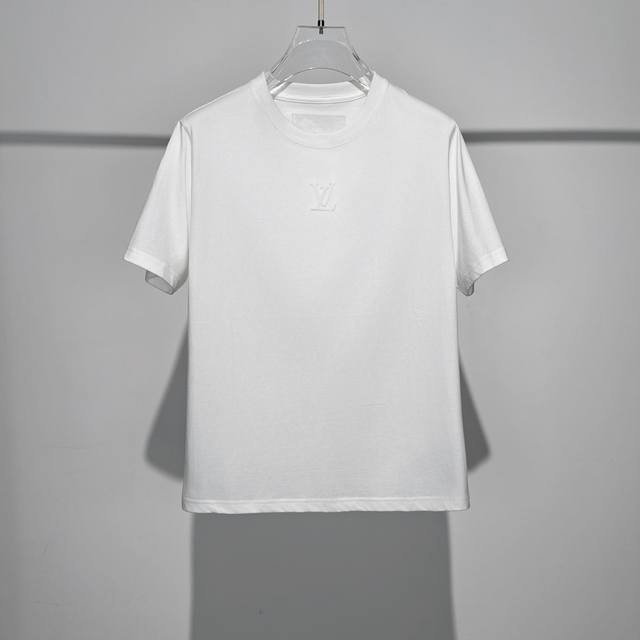 L's new short-sleeved T-shirt features classic logo embroidery. Made from specia