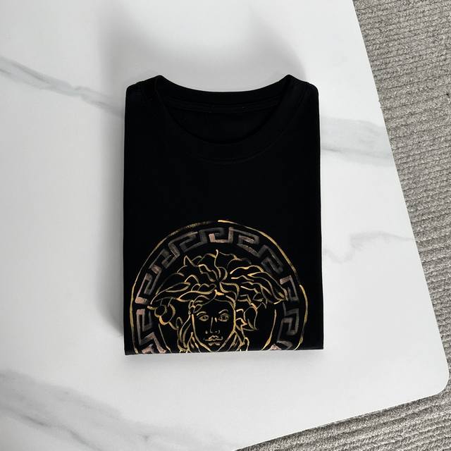 25th Spring/Summer new arrival, crew-neck short-sleeved shirt. Sold through a tr