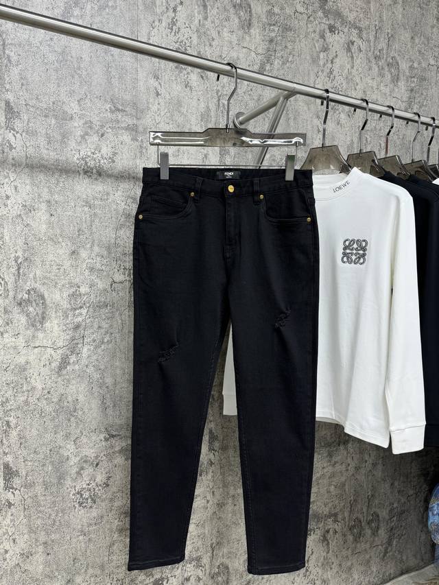 Fendi's latest 25-year men's soft, high-stretch black and gray jeans. This serie