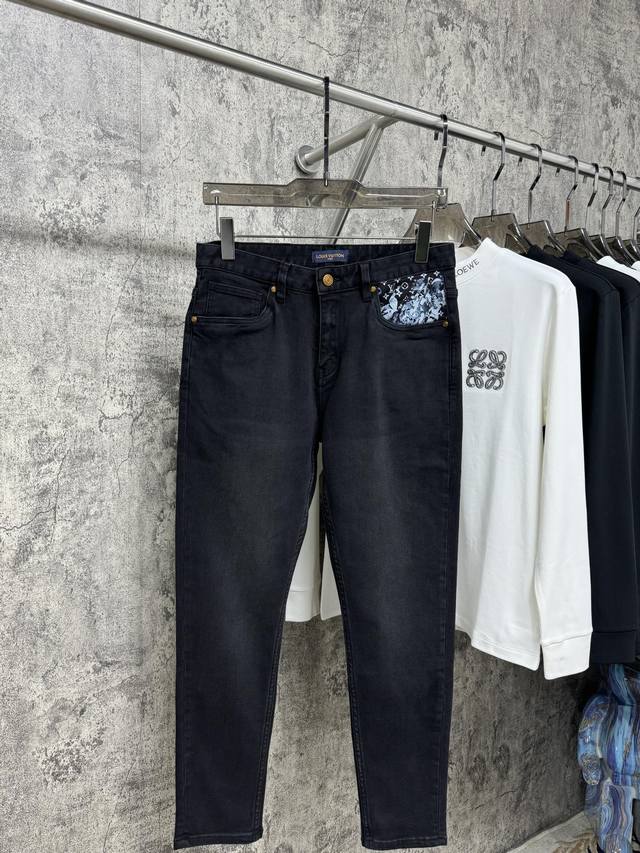 Donkey Brand's latest 25-year-old men's soft, high-stretch black and gray jeans.