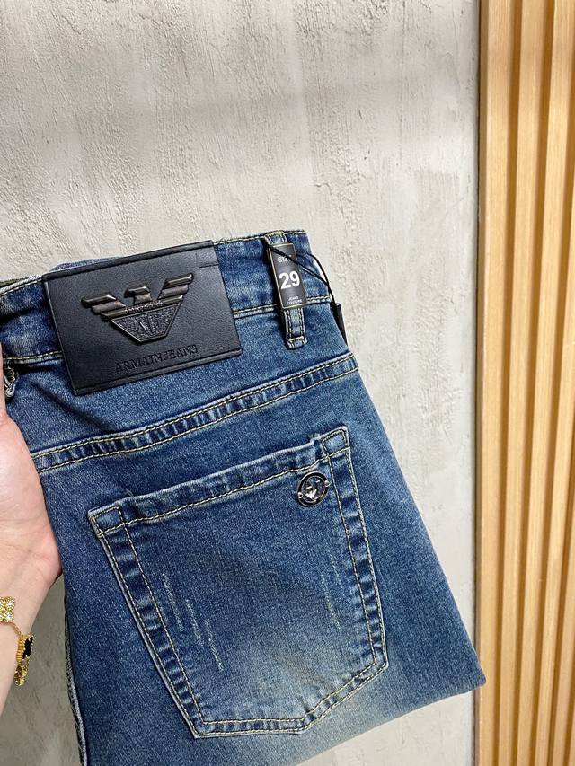 Armani 2025 Spring/Summer Men's Washed Straight Jeans! A great product from a tr