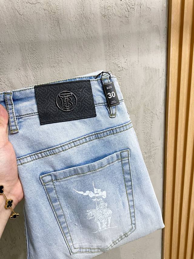Burberry 2025 Spring/Summer Men's Washed Straight Jeans! A great product from a