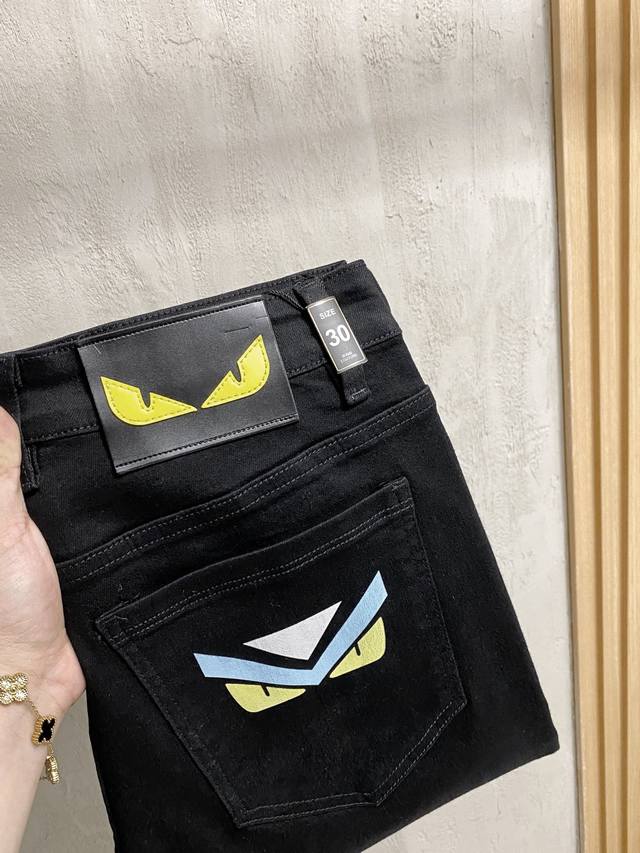Fendi 2025 Spring/Summer Men's Washed Straight Jeans! A great product from a tra