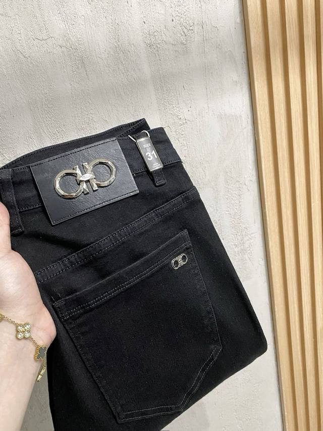 Salvatore Ferragamo 2025 Spring/Summer Men's Washed Straight Jeans! A great prod