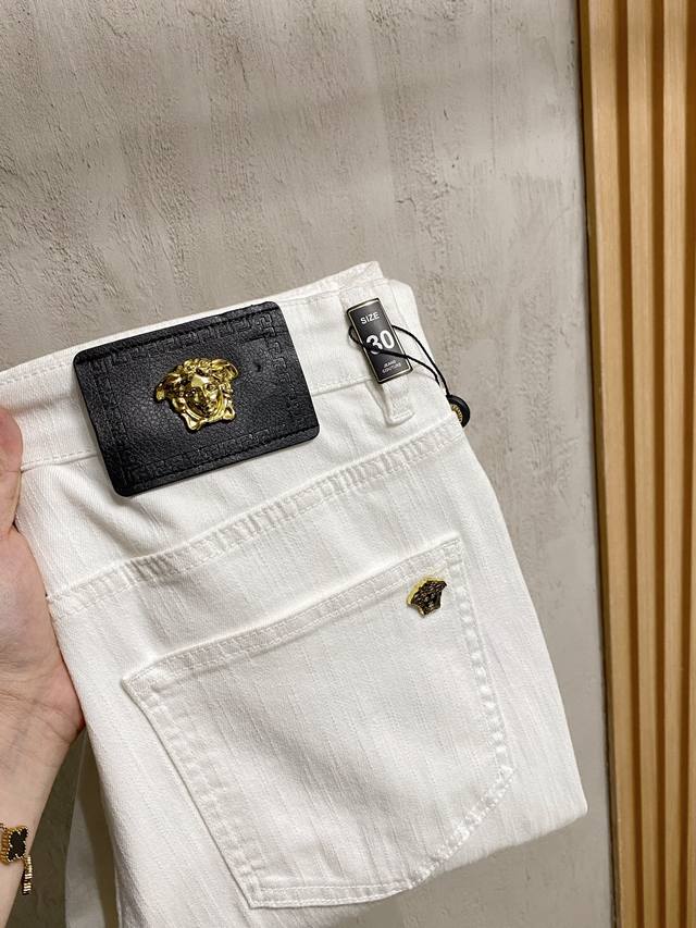 Versace 2025 Spring/Summer Men's Washed Straight Jeans! A great product from a t