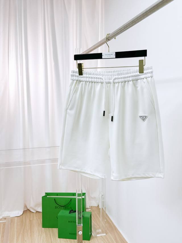 Prada 2025 Spring/Summer new men's casual shorts. High-end, simple, stylish, and