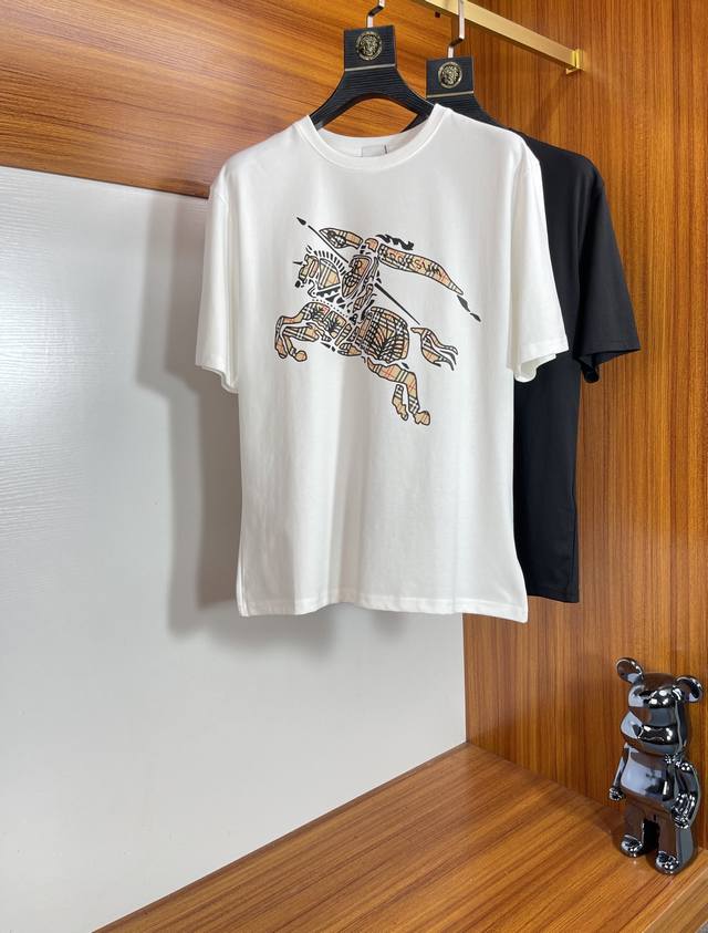 Burberry Spring/Summer New Arrivals. Round-neck short-sleeved T-shirt with all t
