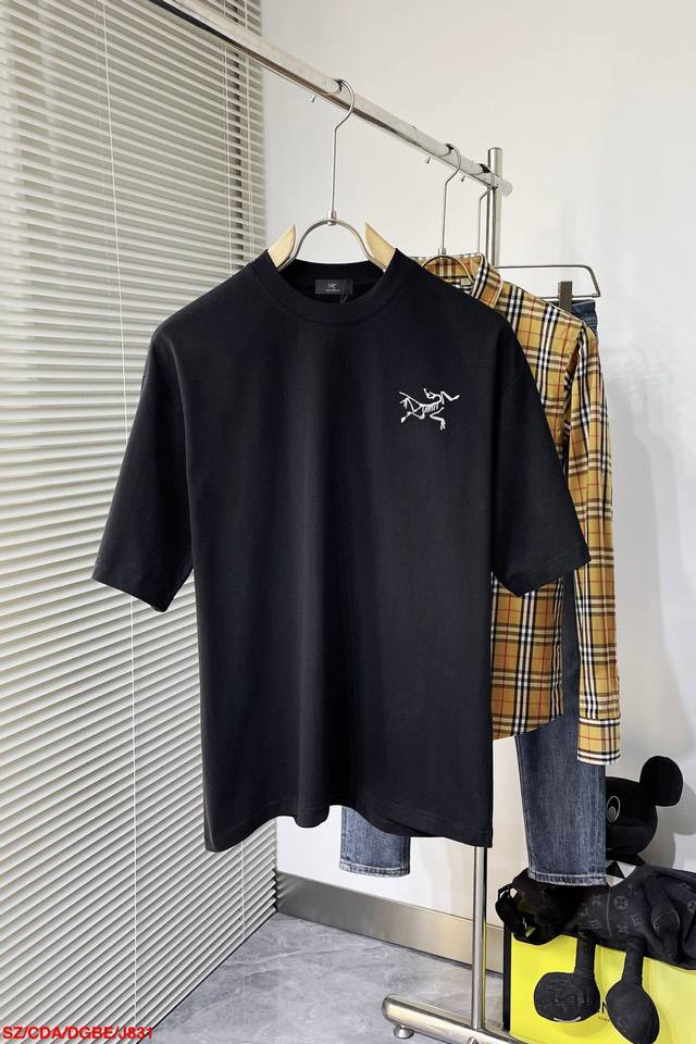 J831 Sz Arc'teryx's new double-layer, heavily-printed, letter-printed short-slee
