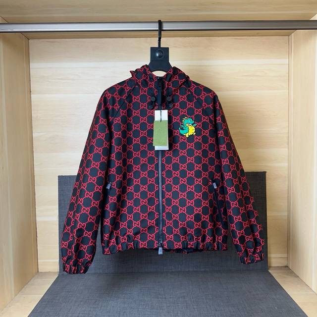 Gucc* Spring/Summer new Double G monogram jacket. The overall upper body is simp