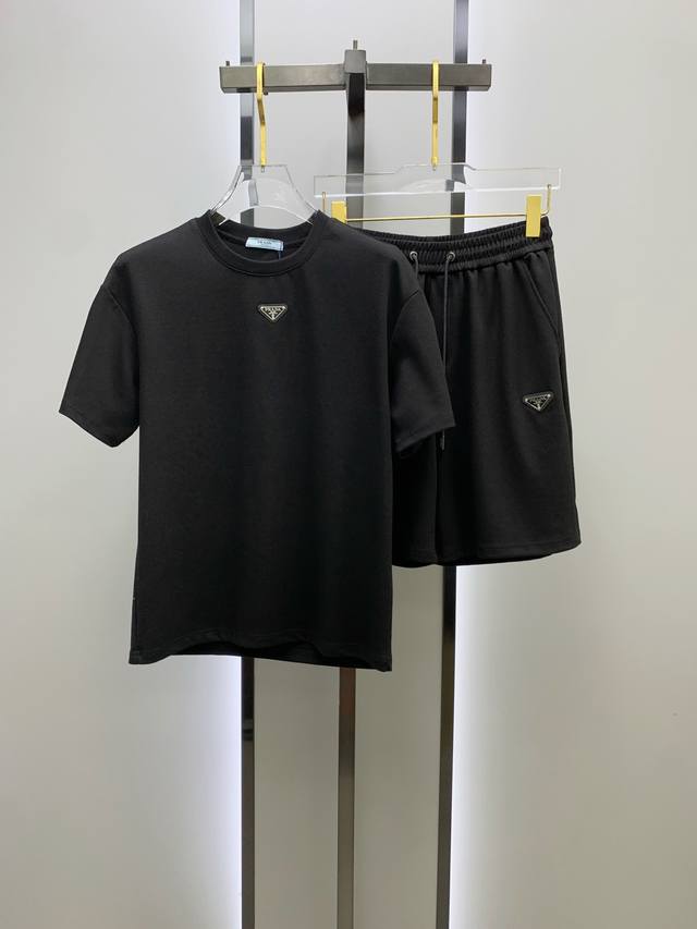 Prada's high-end custom 2025 Spring/Summer collection debuts at the official ret