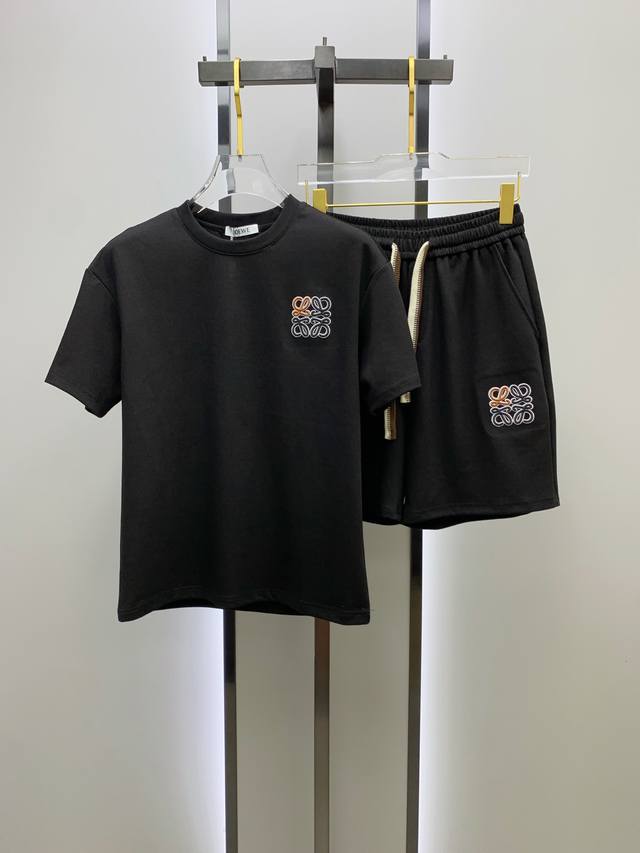 Loewe's high-end custom 2025 Spring/Summer collection debuts at the counter. Thi