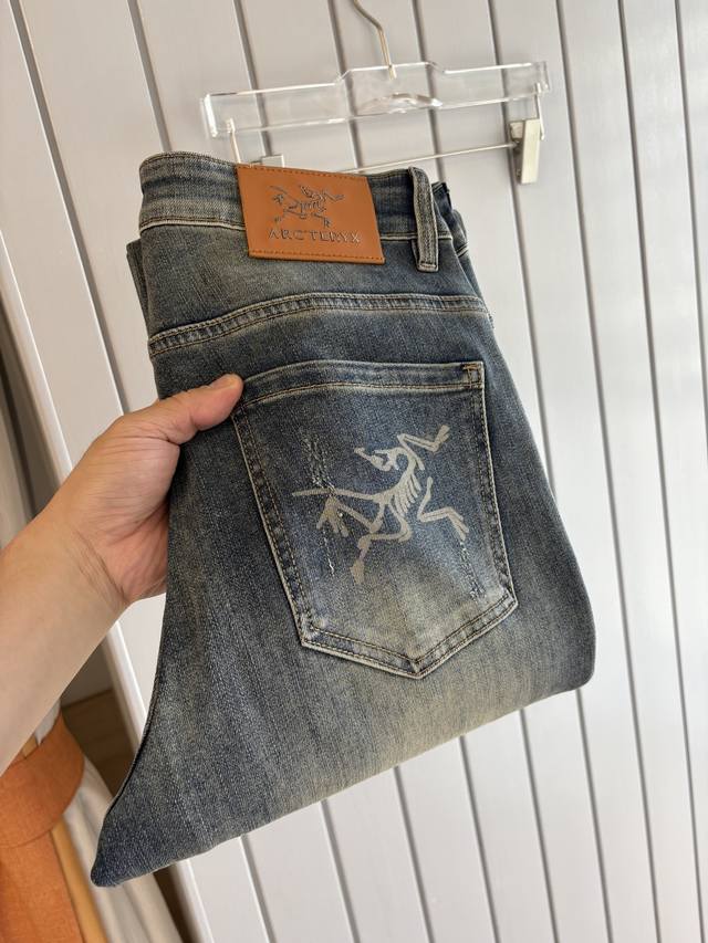 straight-leg jeans are super stylish. They are made of original washed denim fab