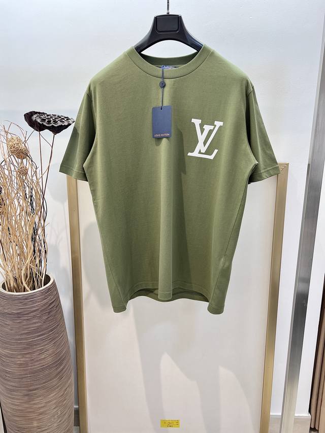 Sizes 46, 48, 50, 52. This unisex green and white 1V Louis House 3D print T-shir
