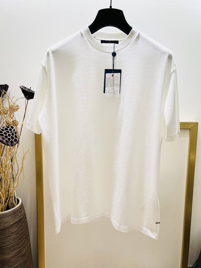 Sizes: S, M, X, L, XXL. Unisex, black, white, and gray. 1V Louis Classic Label S
