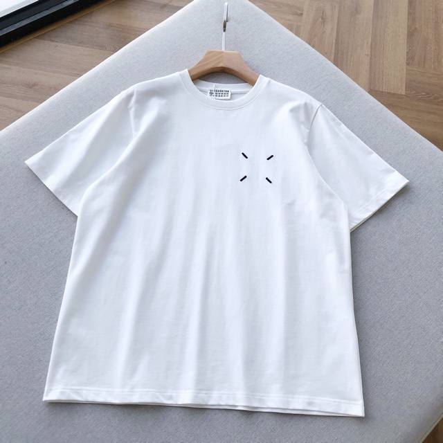 Mm6 Margiela's classic returns! This simple yet sophisticated Mm6 short-sleeved