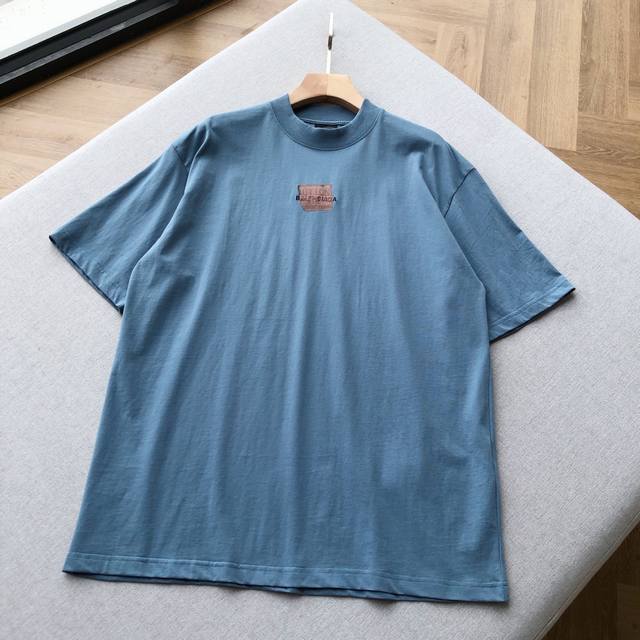 Blgg hit! Balenciaga's new T-shirt, featuring a red and blue tape logo, is a hit