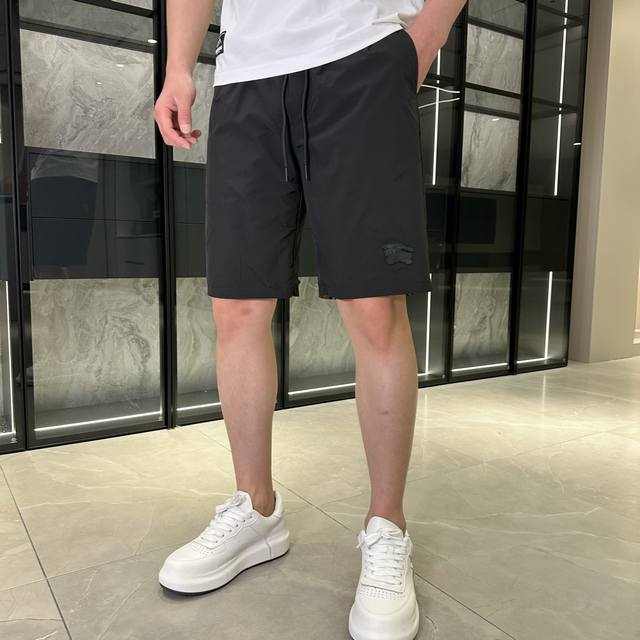 Burberry three-brand complete 2025 summer new men's double-sided casual shorts.