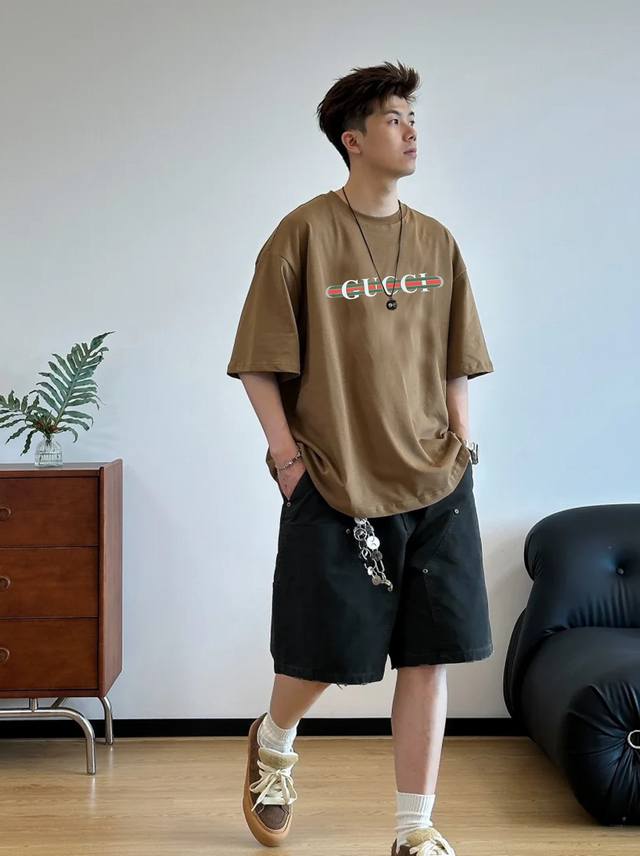 Gucc*'s new 25S round-neck T-shirt. Unisex style