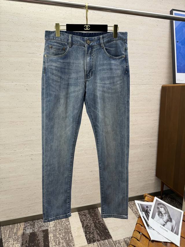 Dg25S Spring/Summer Men's Straight Jeans. Made of cotton denim, they're soft yet