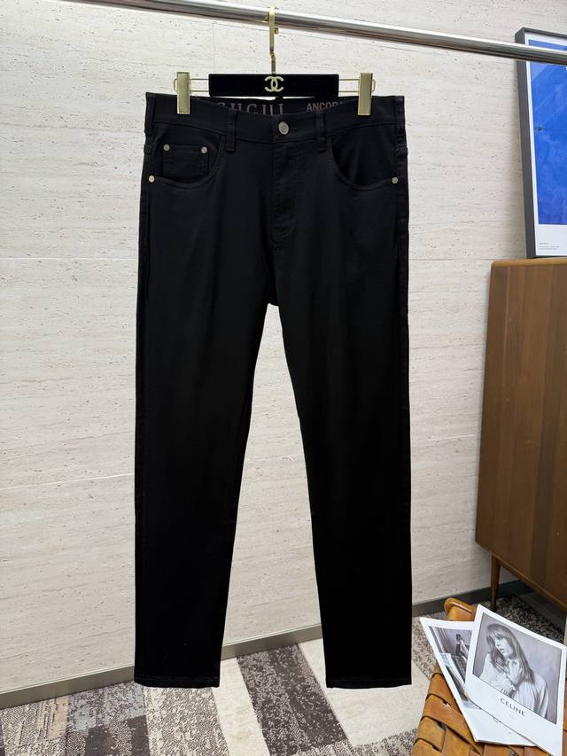 Gu25S Spring/Summer Men's Straight Jeans. Made of cotton denim, they're soft yet