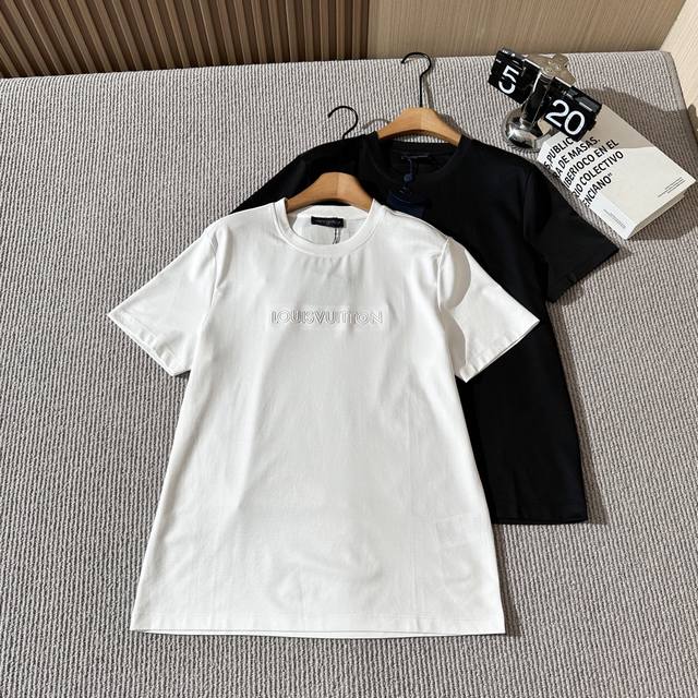 Lv's latest spring/summer crew neck t-shirt, made from carefully selected double