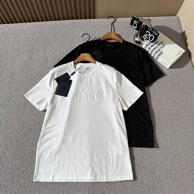Prada's new spring/summer round-neck short-sleeved shirt. Prada has always focus